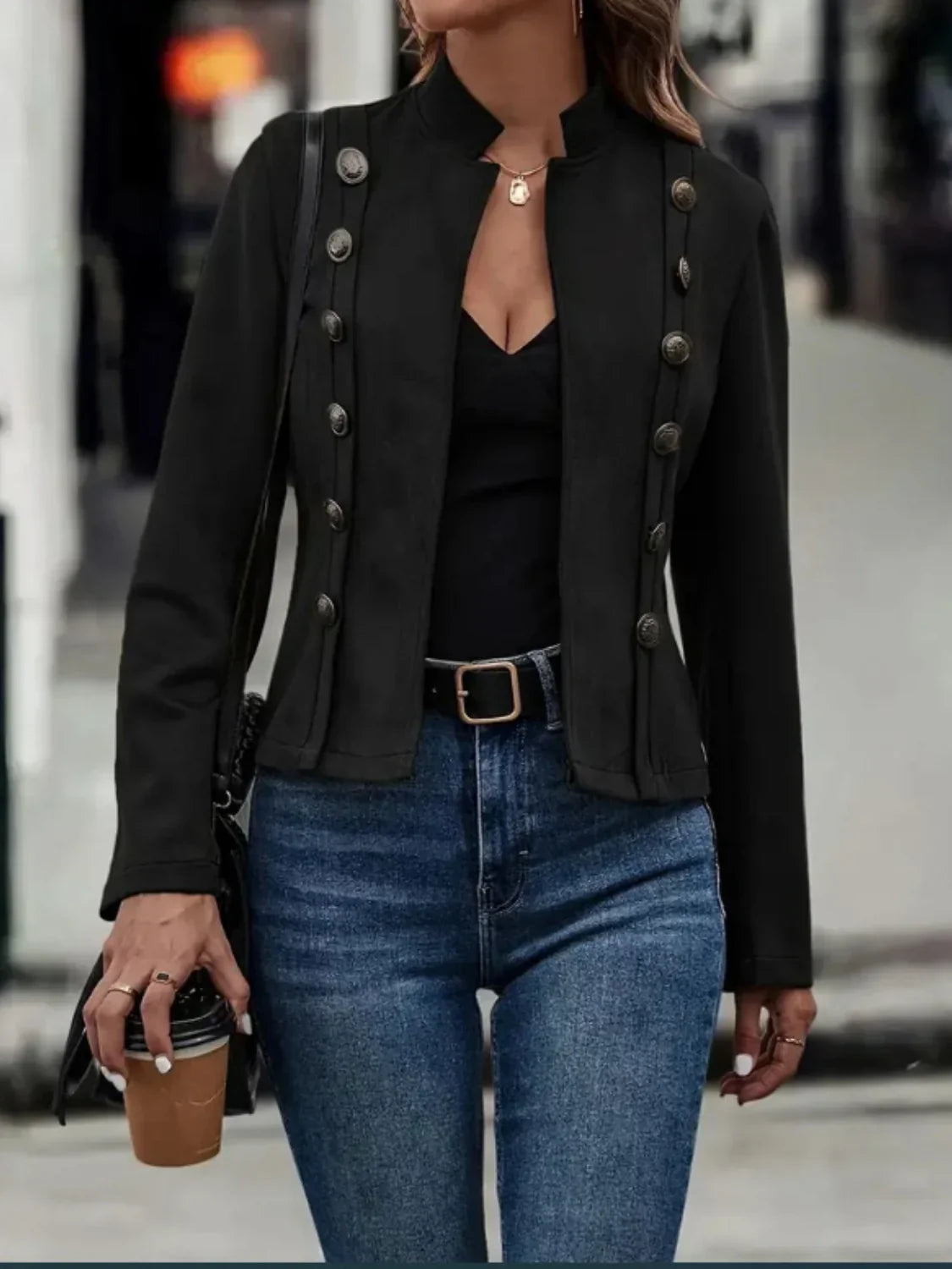 Eine elegante Jacke mit ungewöhnlichem Knopfdesign und langen Ärmeln für moderne Looks