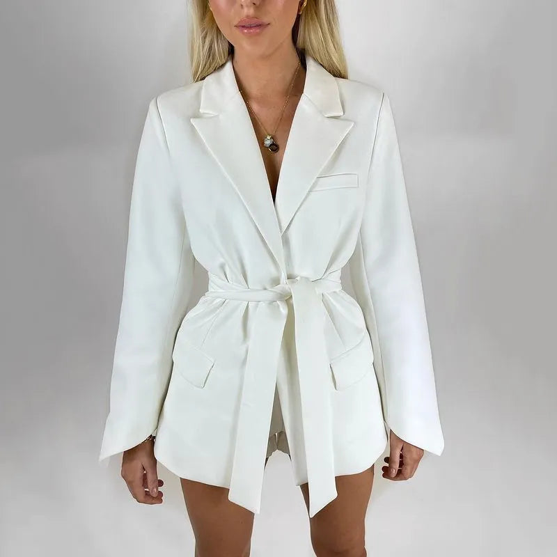 Jacke mit Gürtel: die perfekte Lösung für eine raffinierte Silhouette