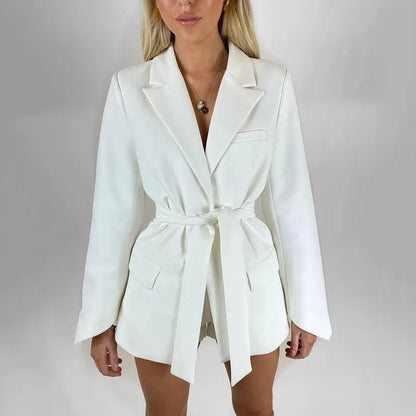 Jacke mit Gürtel: die perfekte Lösung für eine raffinierte Silhouette