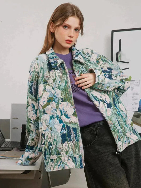 Helle Oversized-Jacke mit Blumendruck.