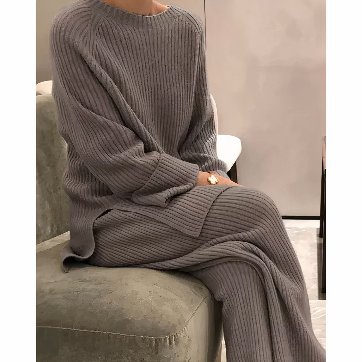 Lässiges Set aus Strickpullover und Hose