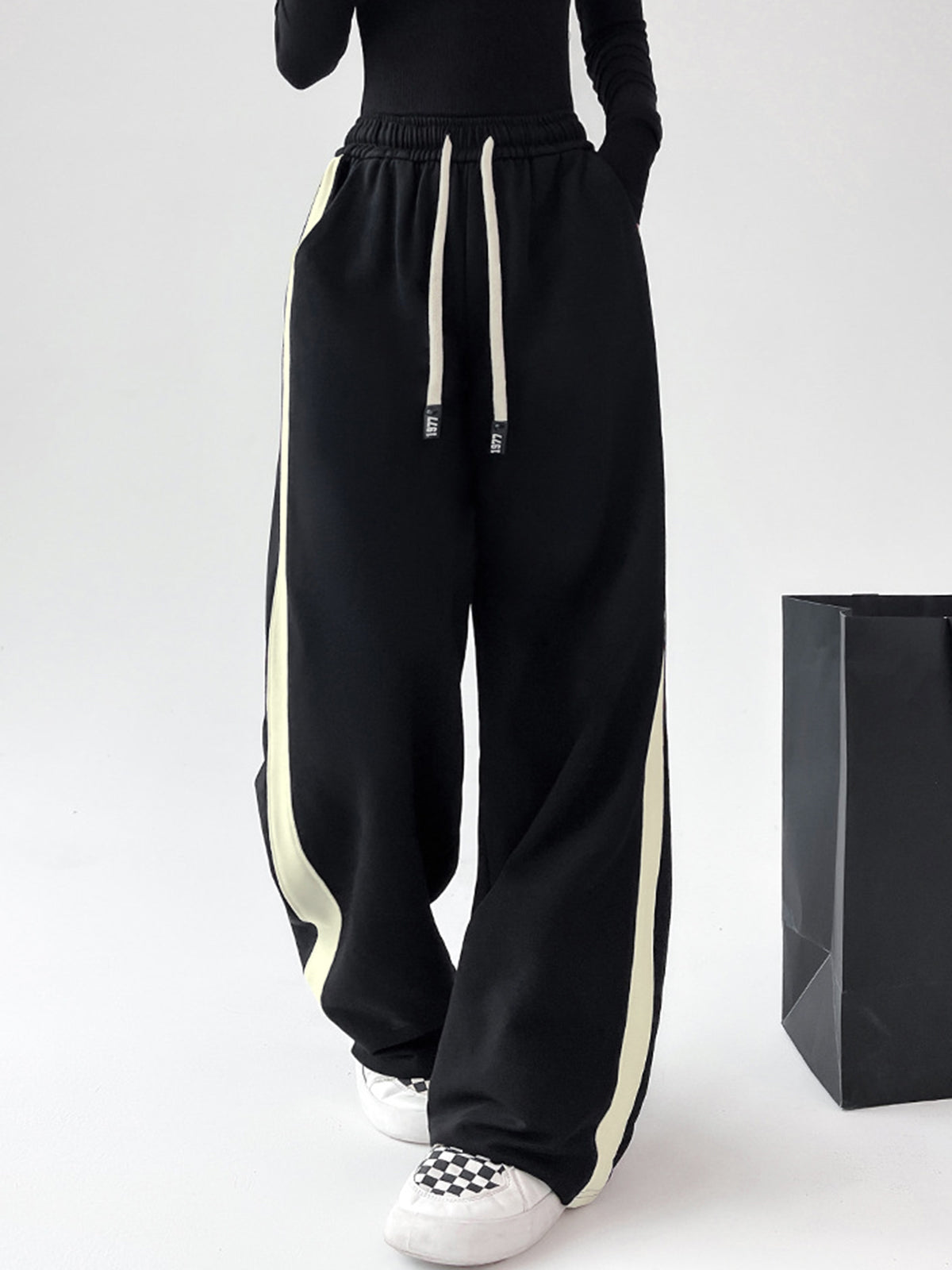 Weit geschnittene Sweatpants mit Kordelzug und Kontrastbesatz