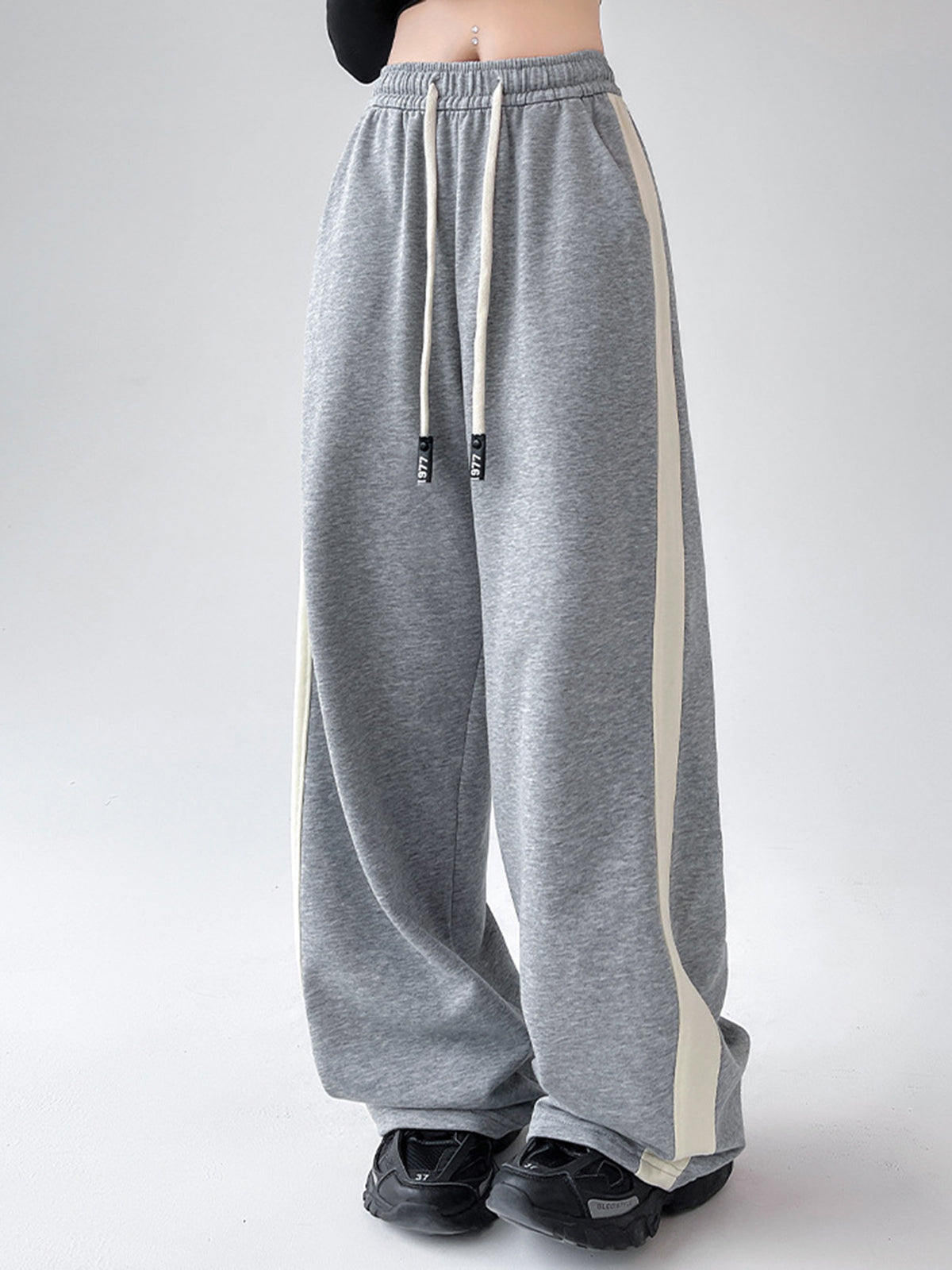 Weit geschnittene Sweatpants mit Kordelzug und Kontrastbesatz