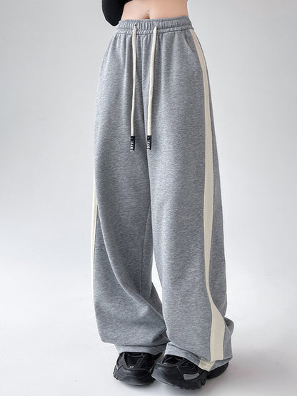 Weit geschnittene Sweatpants mit Kordelzug und Kontrastbesatz