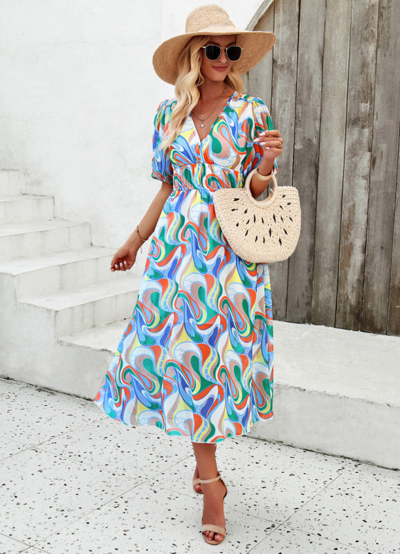Elegantes langes Kleid mit V-Ausschnitt und zartem Print