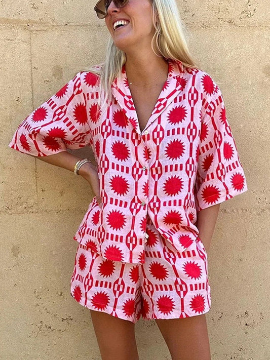 Moira - Kurzarm-Shirt mit V-Ausschnitt und hochtaillierte Shorts im Set