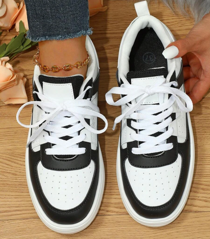 Flache Damenschuhe mit kontrastierenden Farben