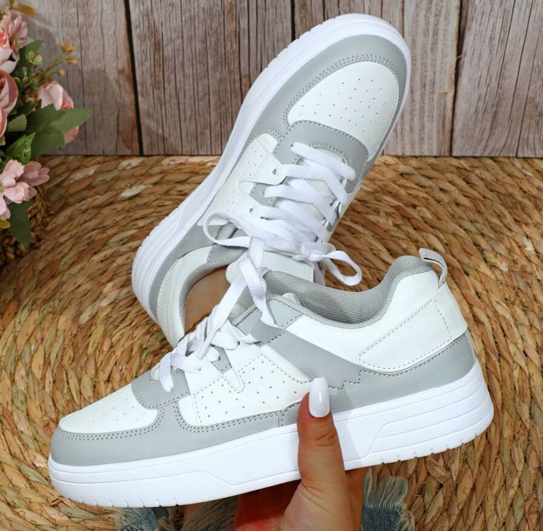 Flache Damenschuhe mit kontrastierenden Farben