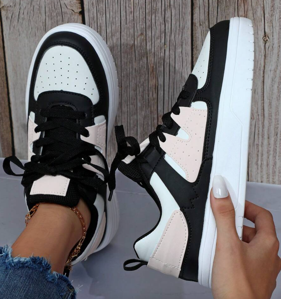 Flache Damenschuhe mit kontrastierenden Farben