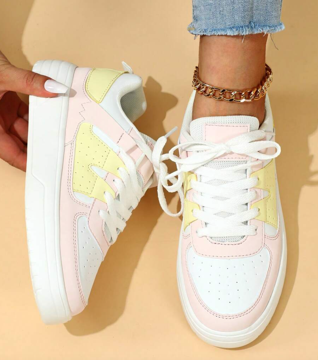 Flache Damenschuhe mit kontrastierenden Farben