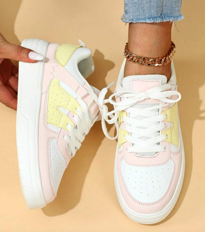 Flache Damenschuhe mit kontrastierenden Farben