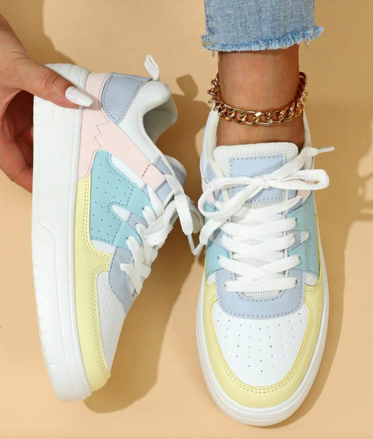 Flache Damenschuhe mit kontrastierenden Farben