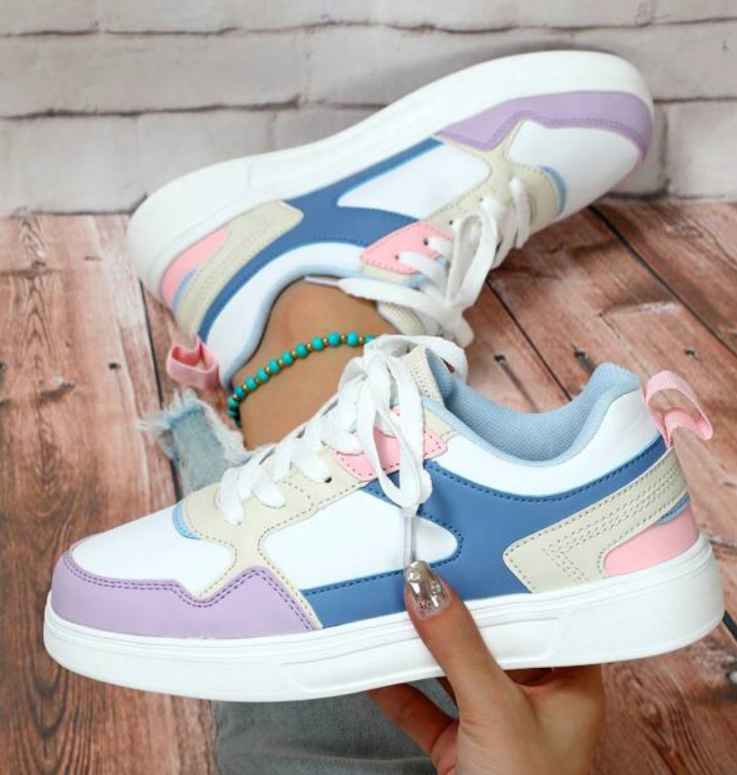 Flache Damenschuhe mit kontrastierenden Farben