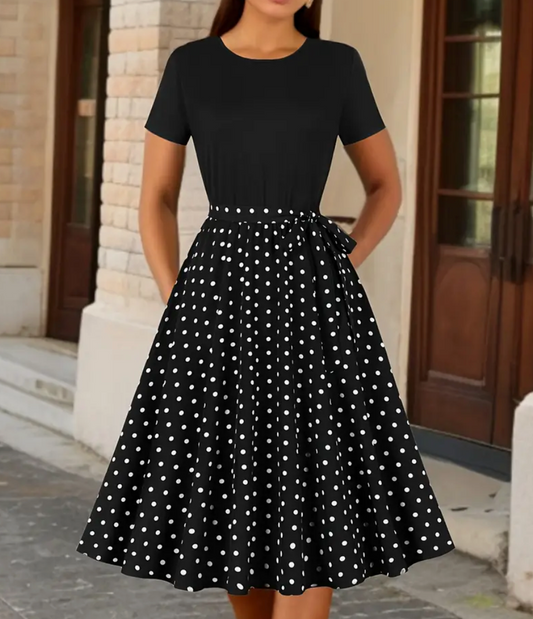 Schönes Vintage-Polka-Dot-Damenkleid