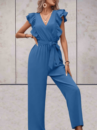 Chantal - Schön anliegender kurzärmeliger Jumpsuit mit Volants, V-Ausschnitt und gegürteter Schleife