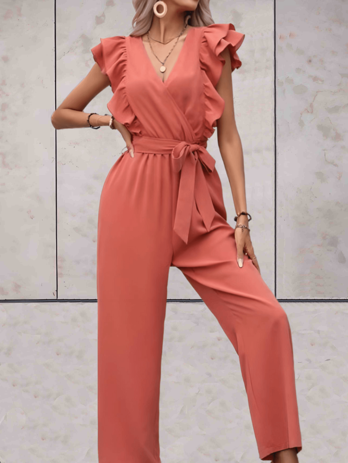 Chantal - Schön anliegender kurzärmeliger Jumpsuit mit Volants, V-Ausschnitt und gegürteter Schleife