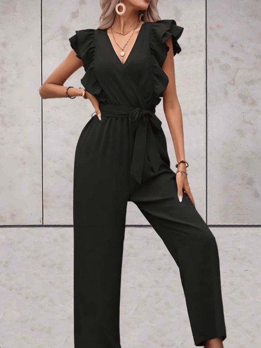 Chantal - Schön anliegender kurzärmeliger Jumpsuit mit Volants, V-Ausschnitt und gegürteter Schleife