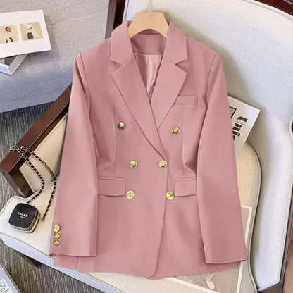 Weiße Jacke mit Goldknöpfen