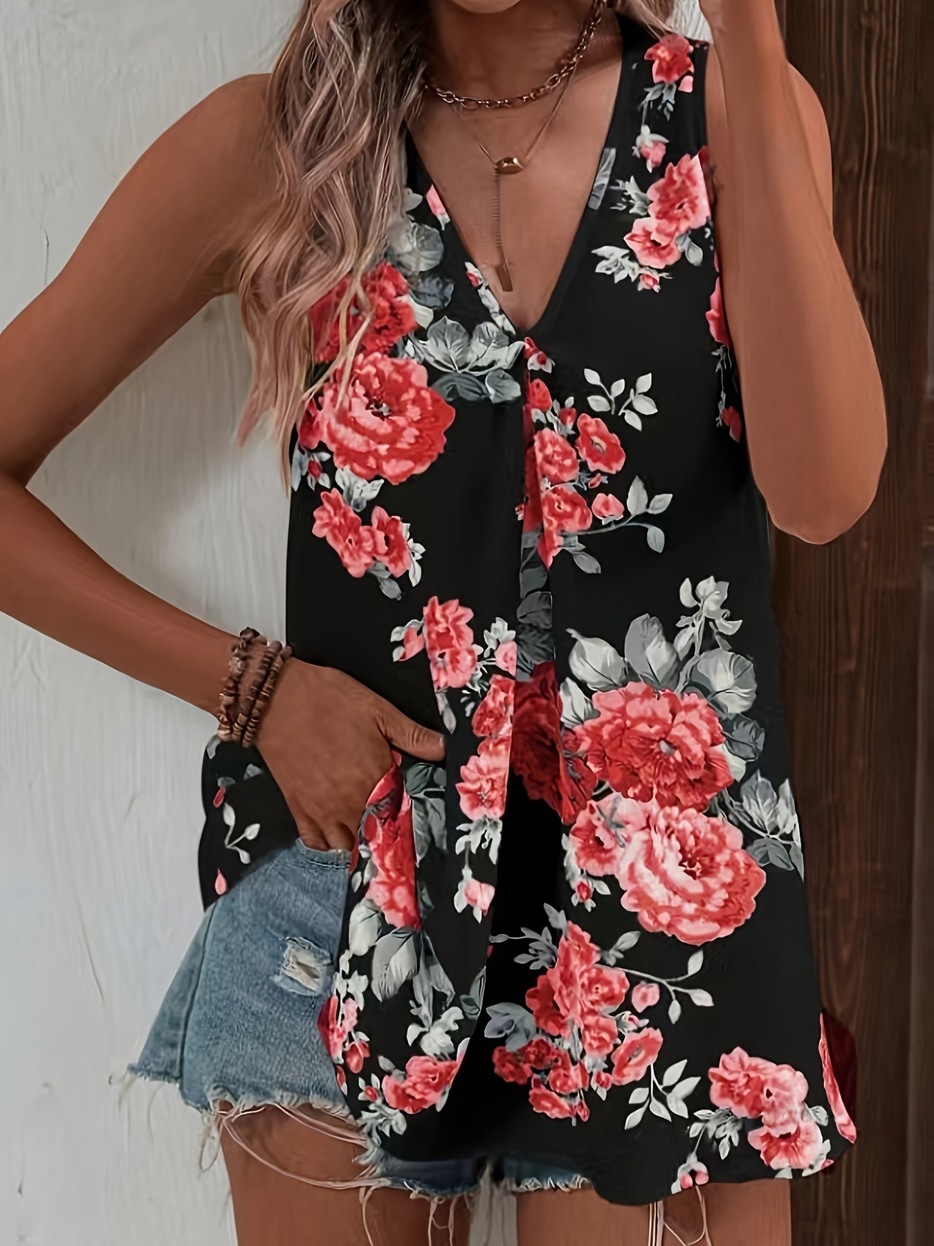 Florale Bluse mit V-Ausschnitt - ärmelloses Design und leichtes Material