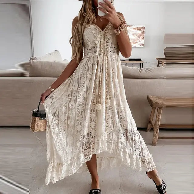 Langes Sommerkleid mit durchbrochenen Details und elegantem Stil