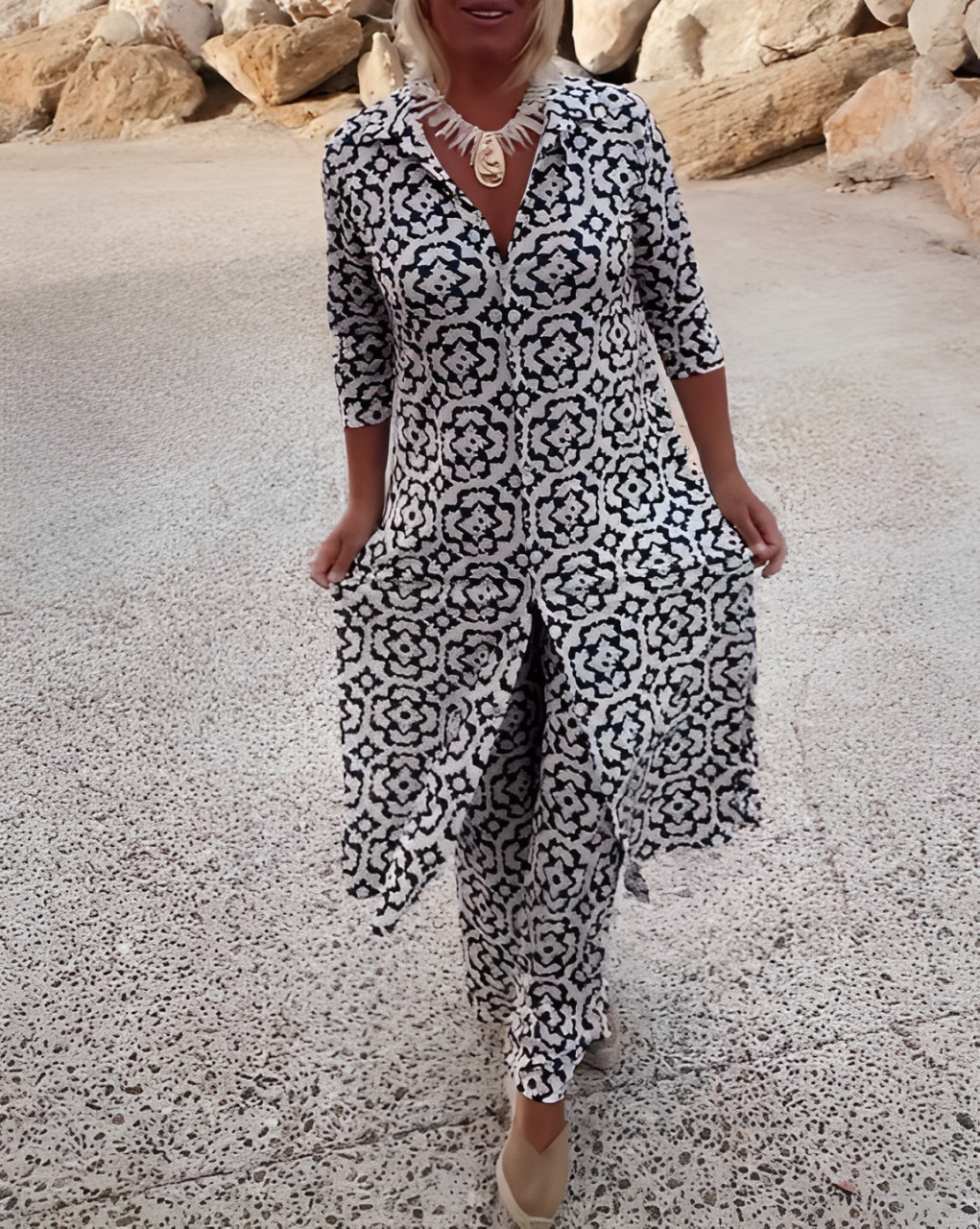 Elegantes Ensemble mit geometrischem Druck