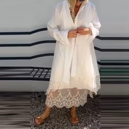 Langes Kleid mit modischen Details und leichtem Mantel im Preis inbegriffen