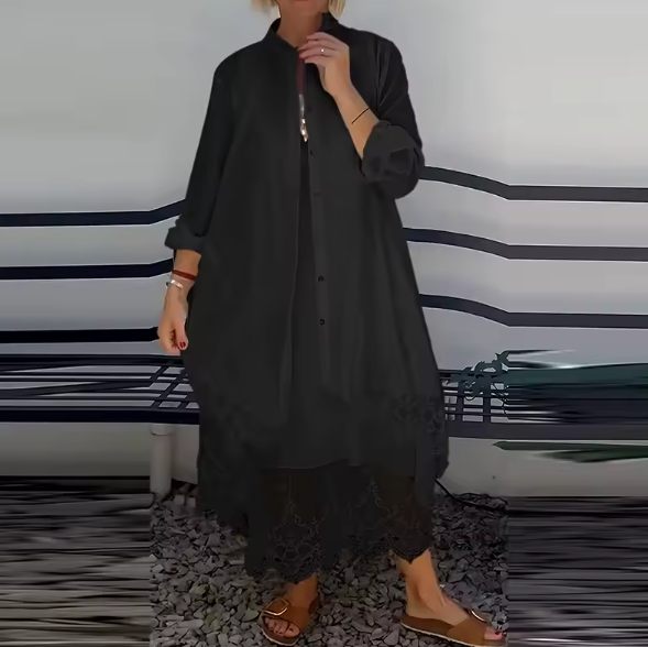 Langes Kleid mit modischen Details und leichtem Mantel im Preis inbegriffen