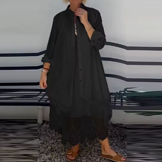 Langes Kleid mit modischen Details und leichtem Mantel im Preis inbegriffen