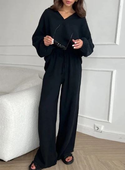 Zweiteiliges Ensemble, bestehend aus Oberteil und Hose, leger und weit geschnitten