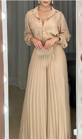 Rebecca - Luxuriöses, elegantes Oberteil in Khaki und ausgestellte Hose mit Revers