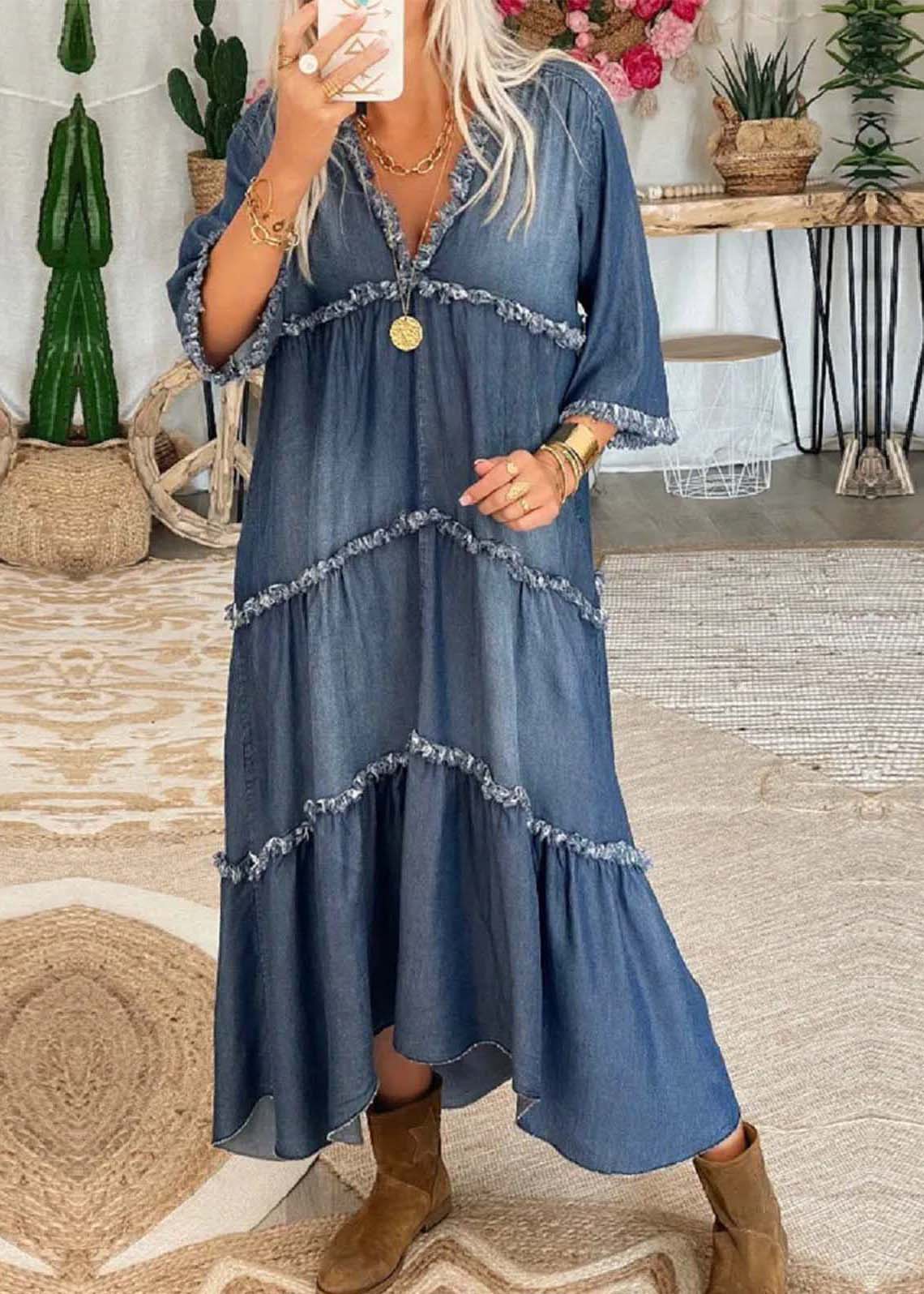 Langes Jeanskleid mit Fransen und V-Ausschnitt in Marineblau mit halben Ärmeln