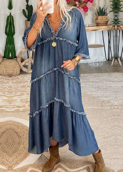 Langes Jeanskleid mit Fransen und V-Ausschnitt in Marineblau mit halben Ärmeln