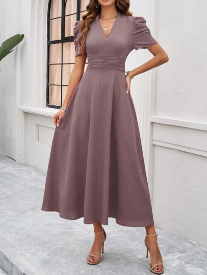 Midi-Cocktailkleid mit geraffter Taille, ausgestellten Ärmeln und Puffärmeln.