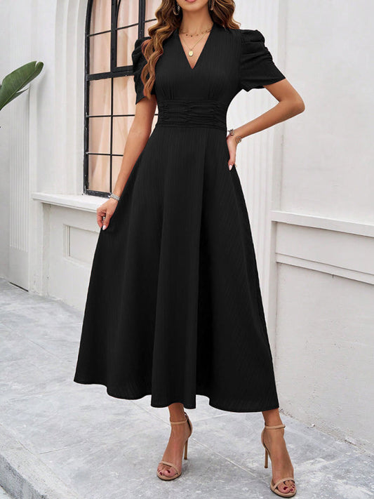Midi-Cocktailkleid mit geraffter Taille, ausgestellten Ärmeln und Puffärmeln.