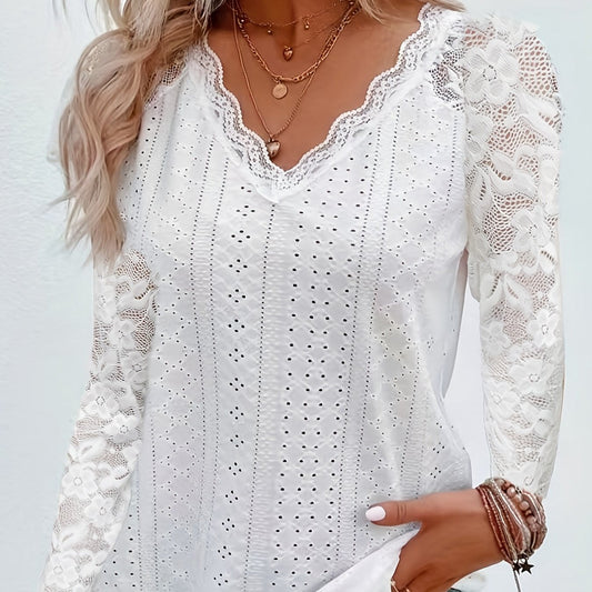 T-Shirt mit kontrastierender Spitze und V-Ausschnitt - Weicher Stoff und flexible Passform