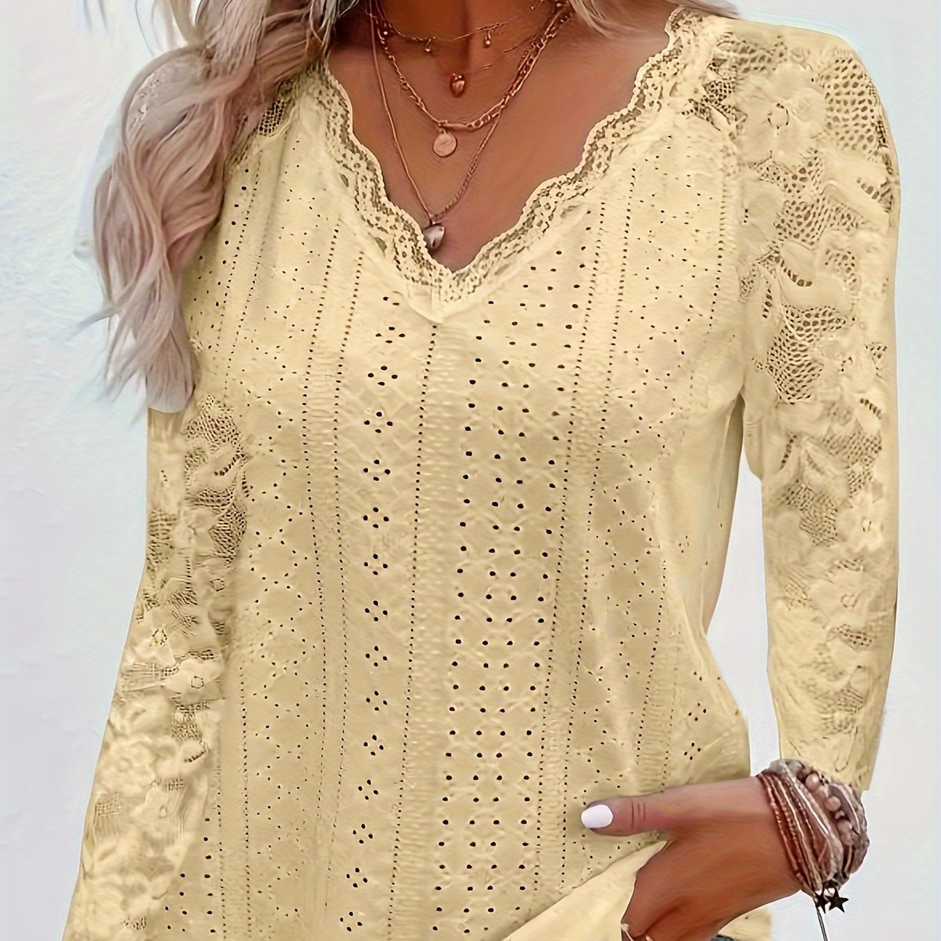 T-Shirt mit kontrastierender Spitze und V-Ausschnitt - Weicher Stoff und flexible Passform