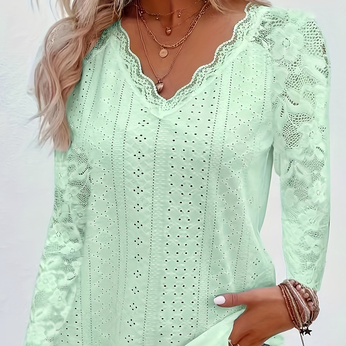 T-Shirt mit kontrastierender Spitze und V-Ausschnitt - Weicher Stoff und flexible Passform