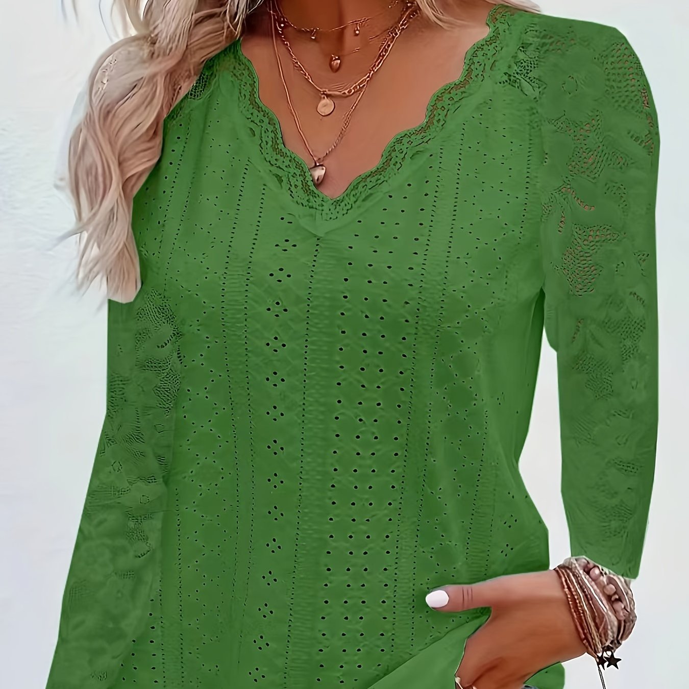 T-Shirt mit kontrastierender Spitze und V-Ausschnitt - Weicher Stoff und flexible Passform