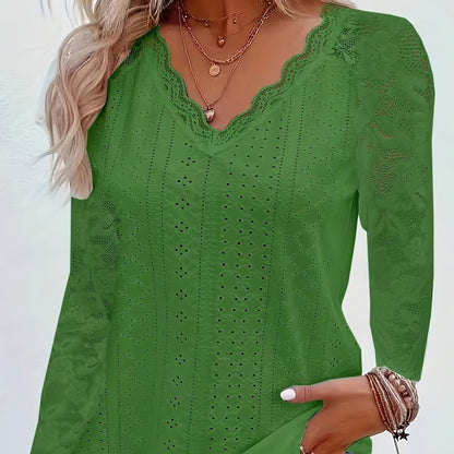 T-Shirt mit kontrastierender Spitze und V-Ausschnitt - Weicher Stoff und flexible Passform