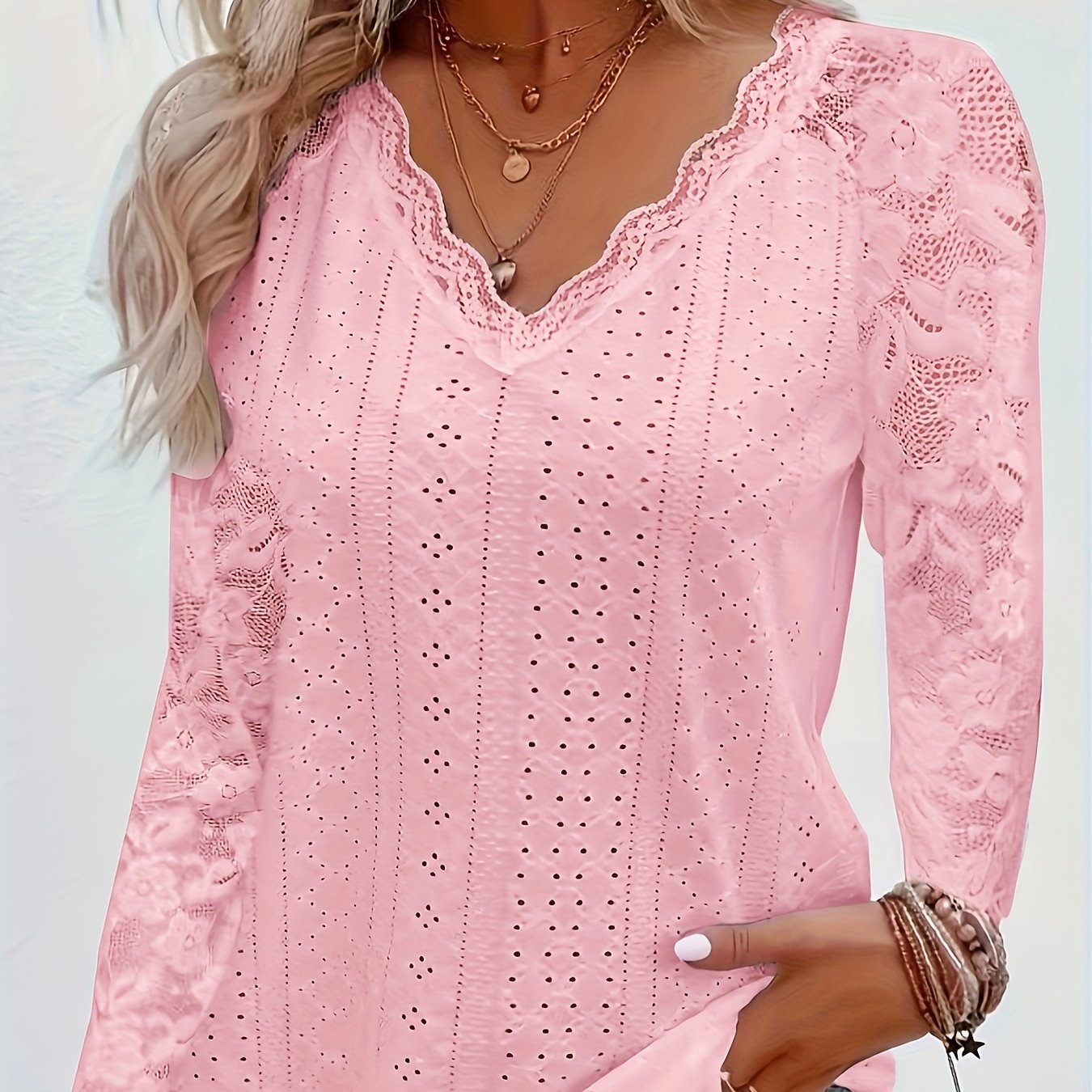 T-Shirt mit kontrastierender Spitze und V-Ausschnitt - Weicher Stoff und flexible Passform