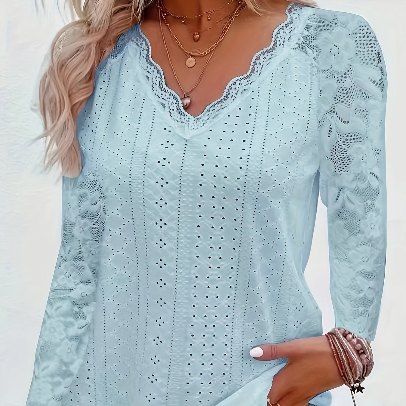T-Shirt mit kontrastierender Spitze und V-Ausschnitt - Weicher Stoff und flexible Passform