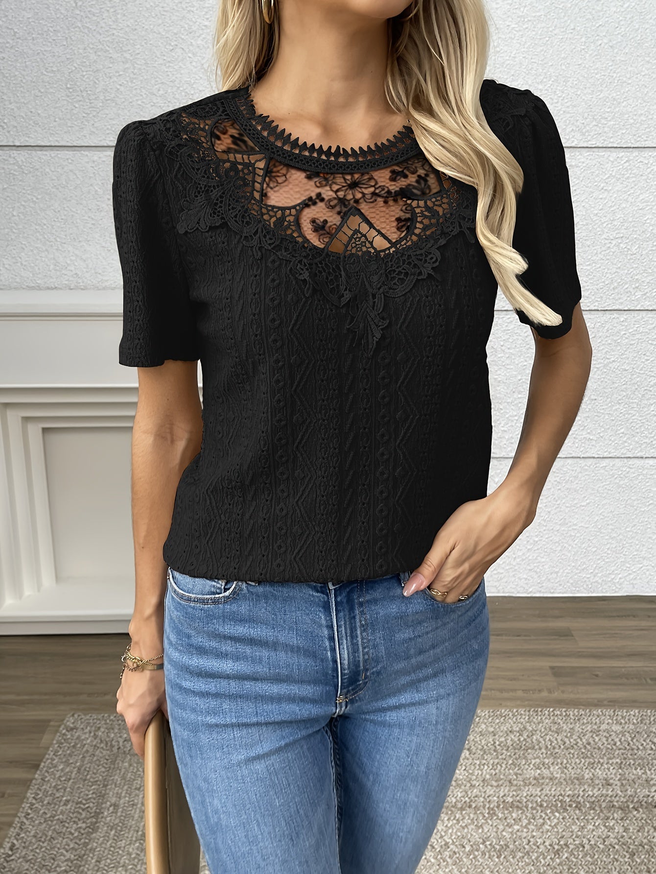 Bluse mit Rundhalsausschnitt, Spitzen-Details und kurzen Ärmeln