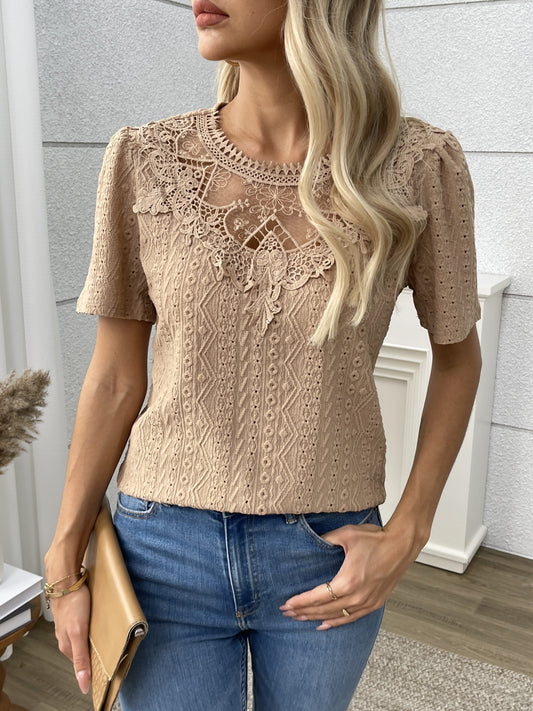 Bluse mit Rundhalsausschnitt, Spitzen-Details und kurzen Ärmeln