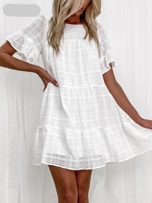 Kurzes Sommerkleid im lässigen Stil mit kurzen Ärmeln