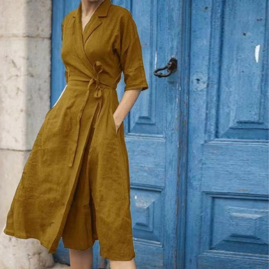 Schönes langes dummes Damenkleid