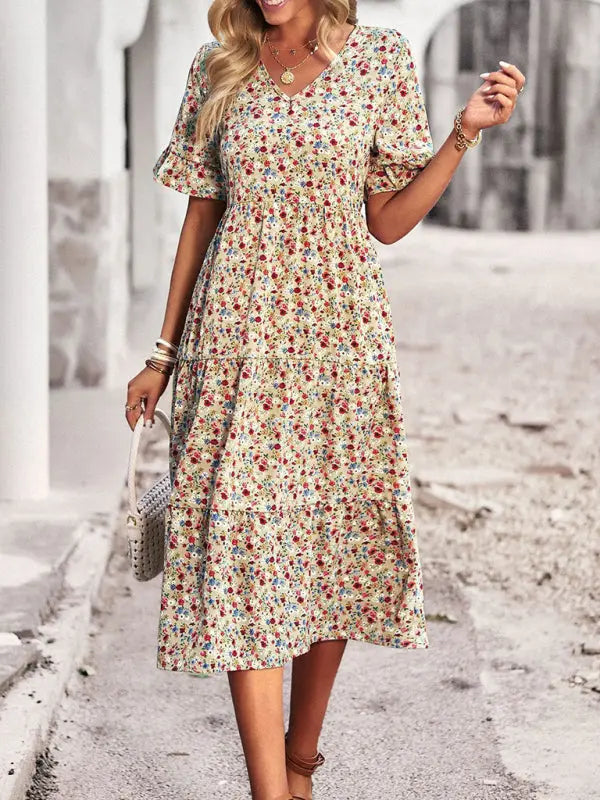 Elegantes Kleid mit kurzen Ärmeln und V-Ausschnitt