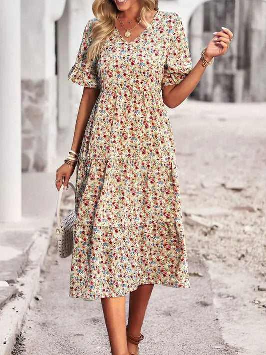 Elegantes Kleid mit kurzen Ärmeln und V-Ausschnitt