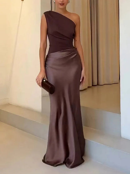 Langes Abendkleid mit Falten und asymmetrischem Ausschnitt