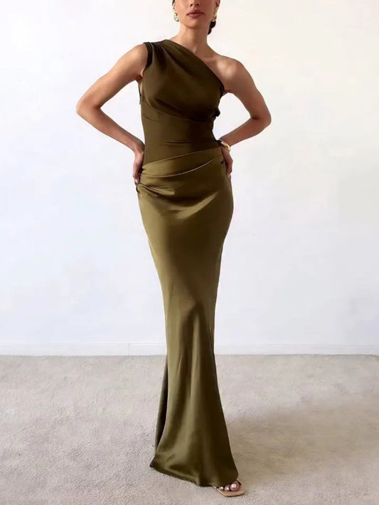 Langes Abendkleid mit Falten und asymmetrischem Ausschnitt