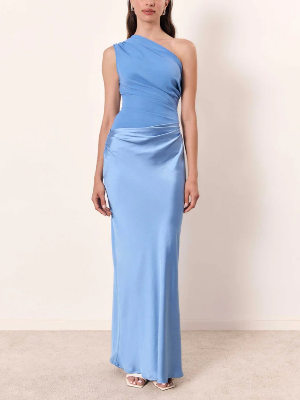Langes Abendkleid mit Falten und asymmetrischem Ausschnitt